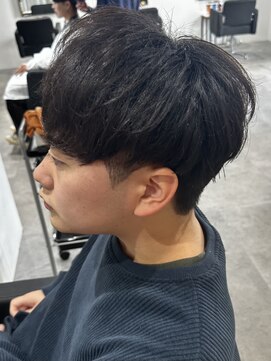 ヒュイル バイ ニアウ(Hwyl by Niau) メンズマッシュパーマニュアンスパーマナチュラルパーマ刈り上げ