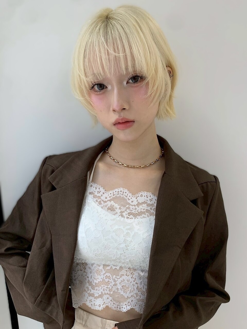 ひとみ　マリブ　ショート　ブロンドグラデーションカラー ショートボブ ハイトーン 抜きっぱなしブロンド ブリーチ 20代
