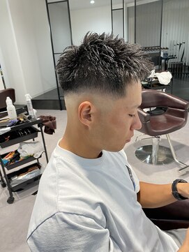 カルロイースタイル(CARLO e-style) 岩崎最高のフェードカット