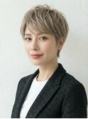 【ボリューム×白髪ぼかし】くすみハイトーンのオトナショート