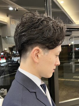 ヘアーアイスカルテット(HAIR ICI QUARTET) スーツ短髪ツーブロック束感モテる黒髪シークレットパーマ流行
