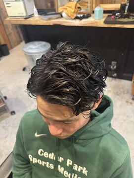 バーバーショップ フォーシーズン(BAR BER SHOP FOURSEASON) ラルフカール/フェザーパーマ/スキンフェード