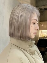 ソル ジングウマエ(SOL JINGUMAE) タッセルボブ切りっぱなしボブベージュカラー顔周りレイヤーボブ