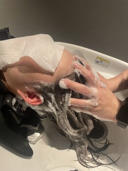 ヘアラボ(HAIR LABO)の写真/フルフラットのシャンプー台と完全個室空間での極上の癒し時間をご体験ください。