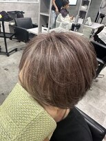 ルイス(L'wis)&nbsp;白髪ぼかしハイライト＋ショートヘア♪朝長