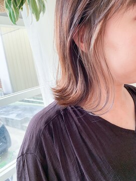 ムク(Muku) ブリーチ一回のベージュインナーカラーの外ハネボブ(担当地主)