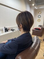 ナチュラルハイライトのショートスタイル