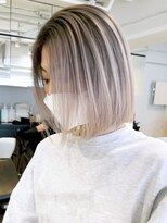 顔周りレイヤーホワイトグレージュボブミディアム_ba374591
