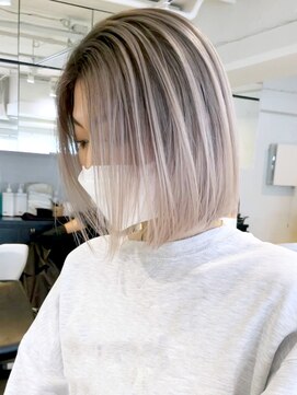 シオン(shion) 顔周りレイヤーホワイトグレージュボブミディアム_ba374591