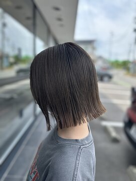 メゾン アヴァロ(Maison Avallo) 透明感グレージュ切りっぱなし外ハネロブ