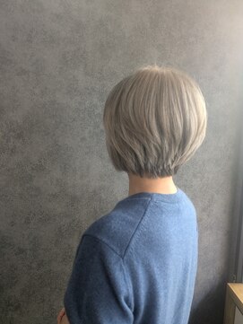 ヴィヴァーシャス(viva cious) 白髪ぼかし　ハイライト　ショートボブ