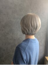ヴィヴァーシャス(viva cious) 白髪ぼかし ハイライト ショートボブ