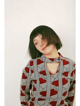 メグリ(meguri) ショートヘアボブことりベージュ毛先パーマウォーターフール黒髪