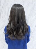 ダークグレーカラー 山下志穂