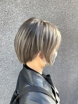 マノハル(MANOHARU)&nbsp;ブリーチ２回マニッシュショート　ツーブロックシルバーカラー