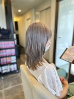 アイシー ヘアーメイク(ic hair make) 透明感のあるグレージュカラーでふんわりレイヤーミディアム