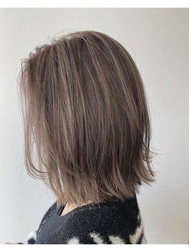 ヨルプラスディ(yoru+D) 切りっぱなしボブ×ハイライトミルクティー