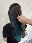 インナーカラーで作るターコイズブルーのロングスタイル