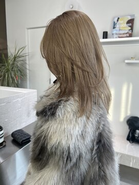 ステン(sten) ベージュカラー×顔まわりレイヤー