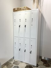 【入店】お手荷物をロッカーに入れ、カルテの記入とアプリ登録のお願い