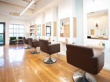 クラリヘア(kurari hair)の雰囲気（白と茶を基調としたシンプルでおしゃれな店内♪）