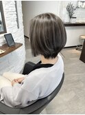 グレージュハイライト×前下がりショート