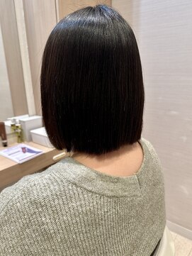 コーエン(cowen) 切りっぱなしボブ暗めカラー黒髪マッシュルーム短め前髪絶壁50代