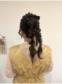 【shiori】ツイン編み下ろしポニーテール