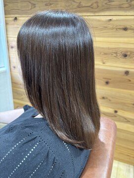 リーク(LEEK) 艶ブラウン×顔まわりレイヤーで、まとまりやすさUP！