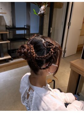 ニーイチイチ(211) リボンヘア/小顔に見えるヘアアレンジ