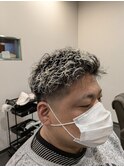 ホワイトメッシュで魅せる　無骨さ×色気の極道パーマ