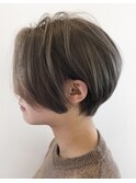 ミントアッシュのバイヤレージュを入れたショートボブ