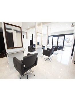 席と席の間隔があるので周りを気にせず自分の時間を過ごせます♪当サロンで髪も気持ちもリフレッシュ★