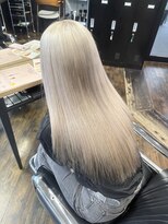 ガルボ ヘアー(garbo hair)&nbsp;ブリーチ 10代 20代 ハイトーン ホワイトベージュ ダブルカラー