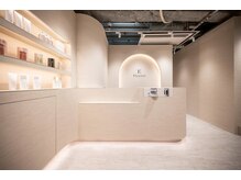 髪や頭皮のお悩み、話しやすい空気で丁寧にヒアリング。一人ひとりに寄り添うオーダーメイドケアの始まり。