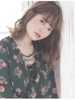 フェミニンな柔らかミディアムヘア