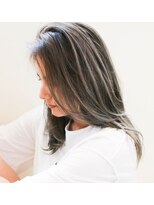 トルネード(TORNADO)&nbsp;外国人風ミディアム ハイライトバレイヤージュ グレージュ西海岸