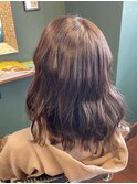 毛先が透けるインナーカラー重めミディアム