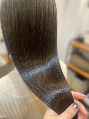 【通うたびに綺麗になるサロン】髪の細胞レベルに働きかけ、髪の繊維質を整える髪質改善酸熱トリートメント