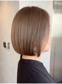 大人ショートボブ白髪ぼかしハイライト顔周りレイヤー丸みボブ