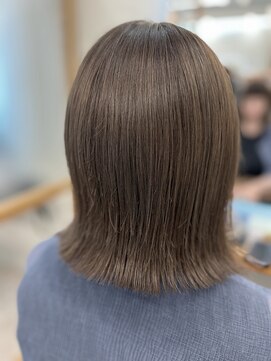 リュクスバトーバイトリコ 船橋南口店(Luxe BATEAU by tricot) アッシュベージュ