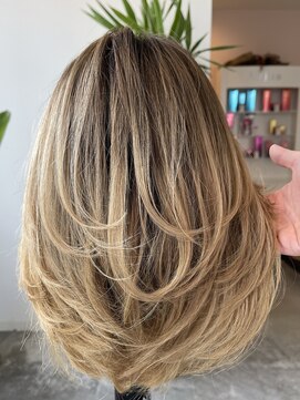 シェリー(Che'ri) ミディアムレイヤー/バレイヤージュ/バタフライレイヤー/和田