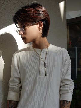 ノラ シブヤ(NORA) センターパートテーパーフェードメンズボブミニウルフ刈り上げ