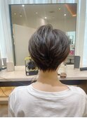 首がすらっと長めに見えるショートスタイル