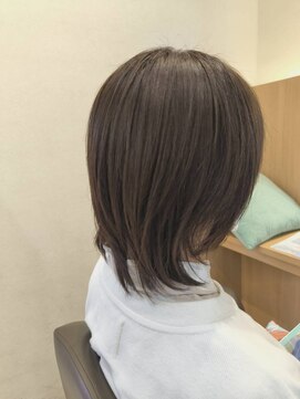 ウイバイファースト(u'i by first) チャコールベージュでトーンダウンスタイル