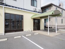 ベイビーズブレス(Baby's breath)の雰囲気（みどりの屋根が目印☆淡い黄色の建物が当店です♪）
