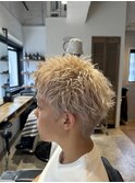 ホワイトミルクティーブロンド×スパイキーショート