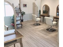 アミトヘアアンドサロン(amito hair&salon)の雰囲気（ゆとりある空間と自然光が差し込む落ち着く店内でゆったりと◎）