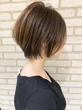 アンド ストーリーズ(&STORIES) 耳かけ/ショートボブ/フォギーベージュ/ウェーブパーマ【江角】