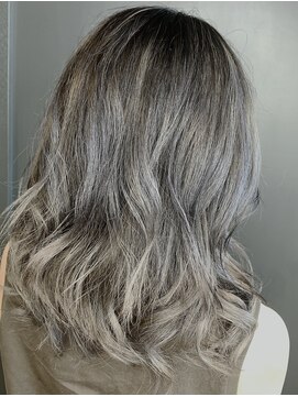 トリニティ(trinity) ハイライトカラー☆ブリーチバレイヤージュアッシュグレージュ